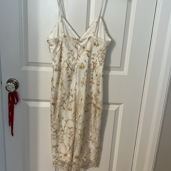 Lulu’s gorgeous white with tan floral pattern dress. Like new! Size XS - Picture 2 of 7